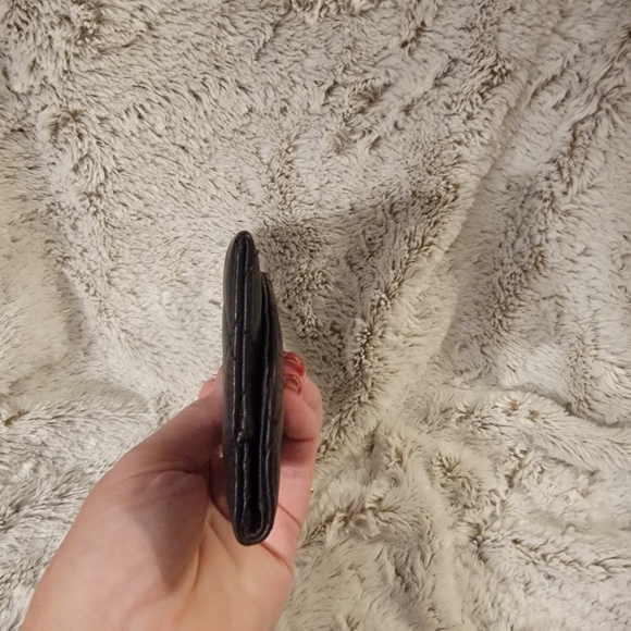 Badgley Mischka quilted black wallet. - Picture 5 of 13